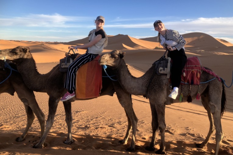 Reizigers rijden op kamelen in Marokko.