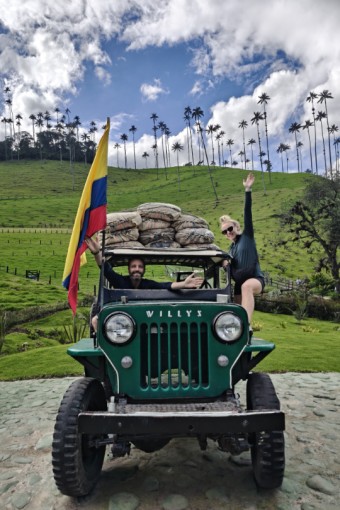 Twee mensen in een auto in Colombia.