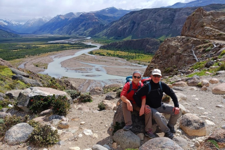 Koppel poseert in de natuur in Argentinië.