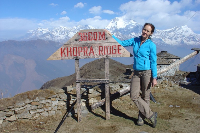 Saskia bij een uitkijkpunt in de bergen in Nepal.