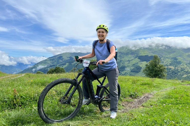 Saskia met de fiets in de natuur.