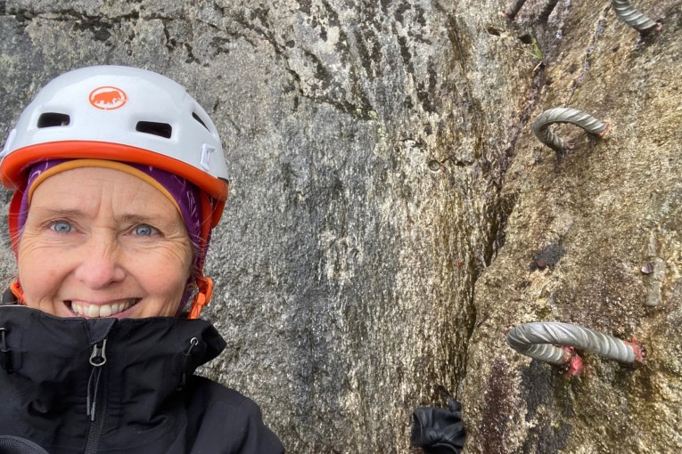 Saskia klimmen in Zwitserland.