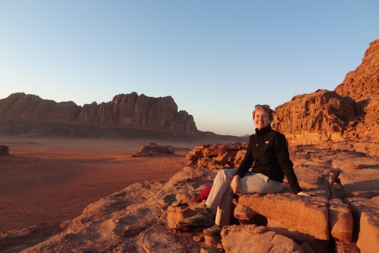 Saskia in de woestijn in Jordanië.