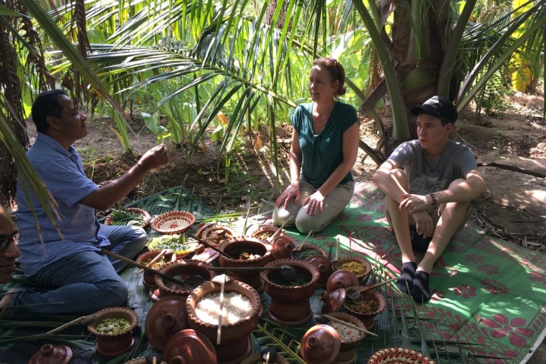 Saskia in de jungle lunchen.