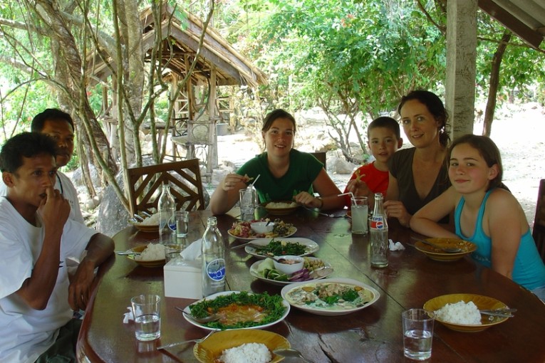 Saskia aan tafel met locals in Thailand.