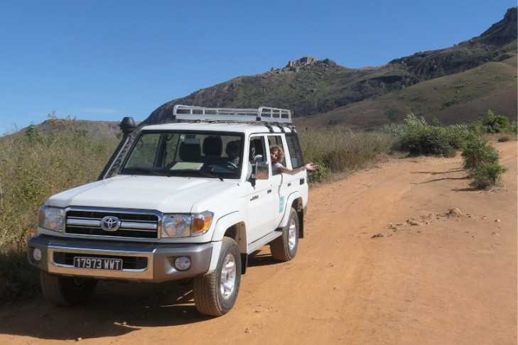 Gids en reiziger in een auto in Madagaskar.