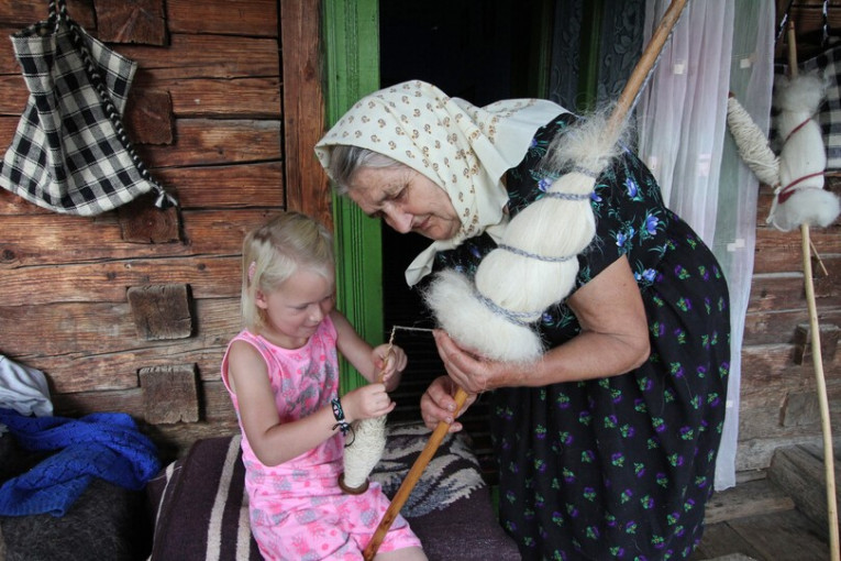 Beste reistijd Roemenië - een local met een kind in Breb.