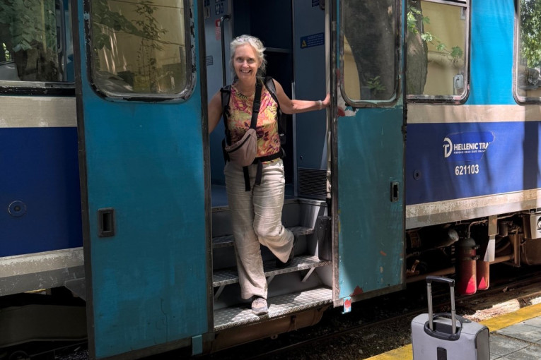 Saskia in de trein in Griekenland.