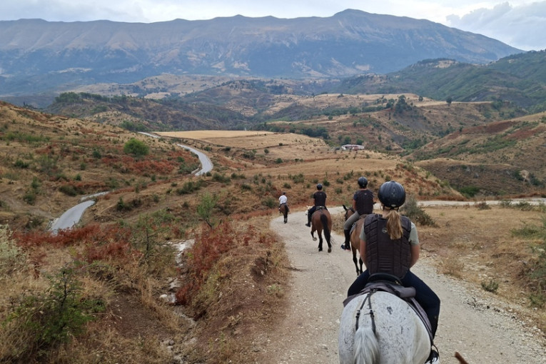 Paardrijden in de natuur in Albanië.