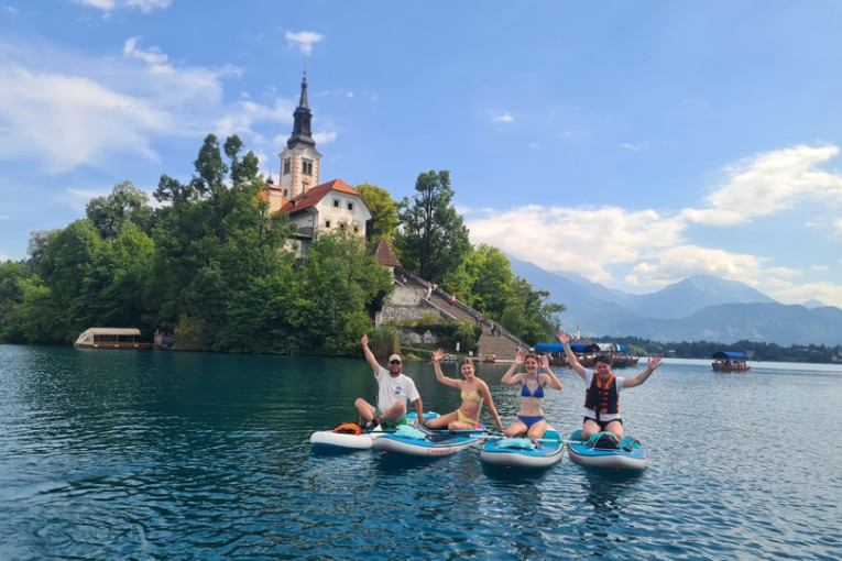 Vier mensen suppen in Slovenië.