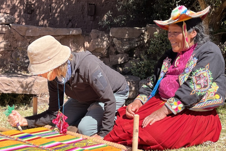 Twee mensen doen een activiteit in Peru.
