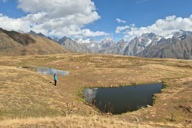 Vrouw in de natuur in Georgië.