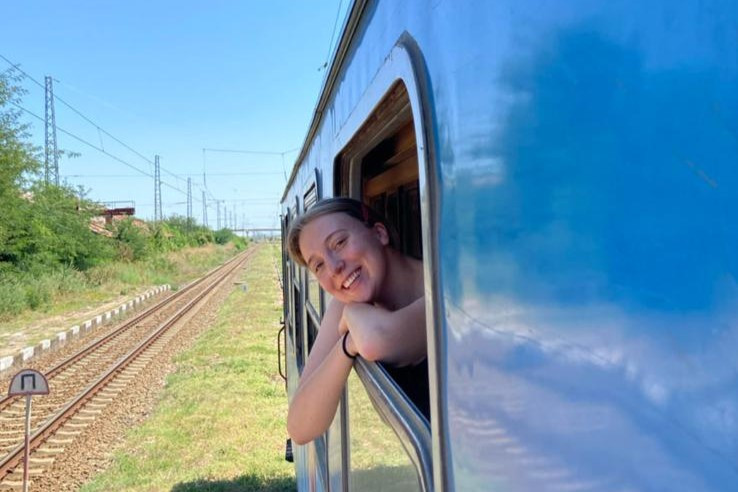 Vrouw kijkt uit het raam van een trein.