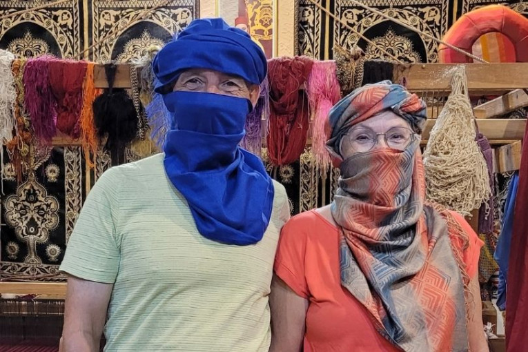 Een man en een vrouw die sjalen dragen als woestijnkleding gewikkeld om hun hoofd. 