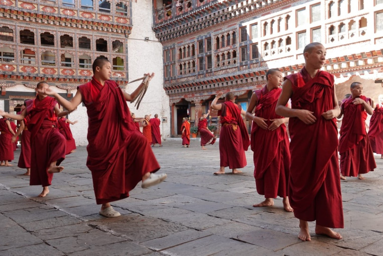 Lokale mensen in Bhutan in traditionele kleding.