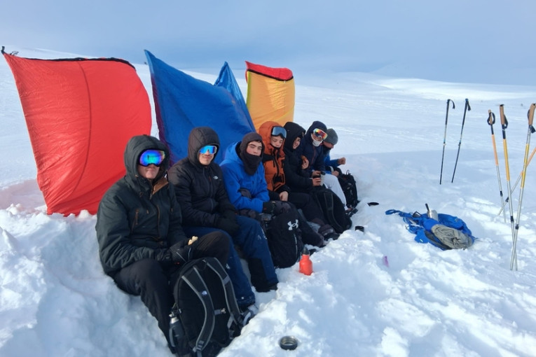 Grote groep mensen zitten in de sneeuw in Zweden.