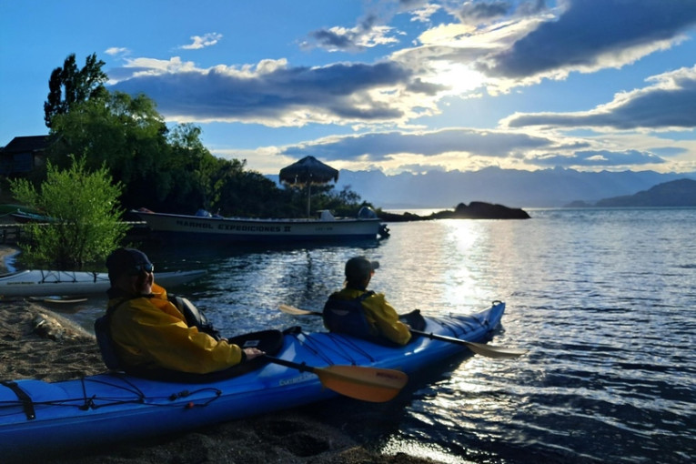 Twee mensen zijn aan het kajakken in Chili.