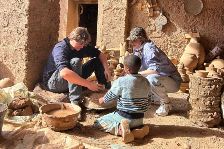 Drie mensen zijn aan het potten bakken in Marokko.