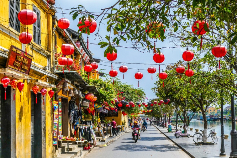 Straat in Vietnam met rode lampionnen. 