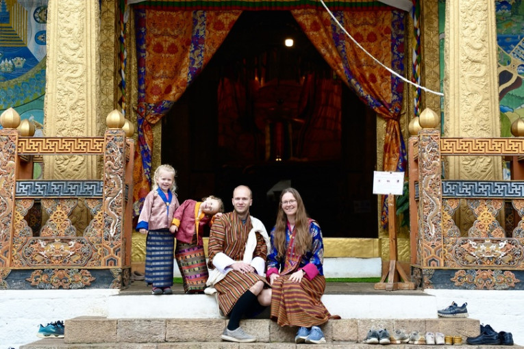 Familie poseert in Bhutan.