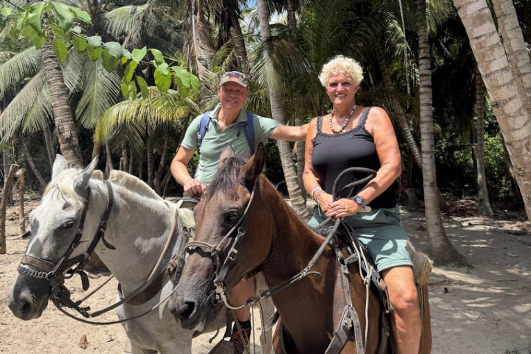 Twee reizigers zijn aan het paardrijden in Colombia.