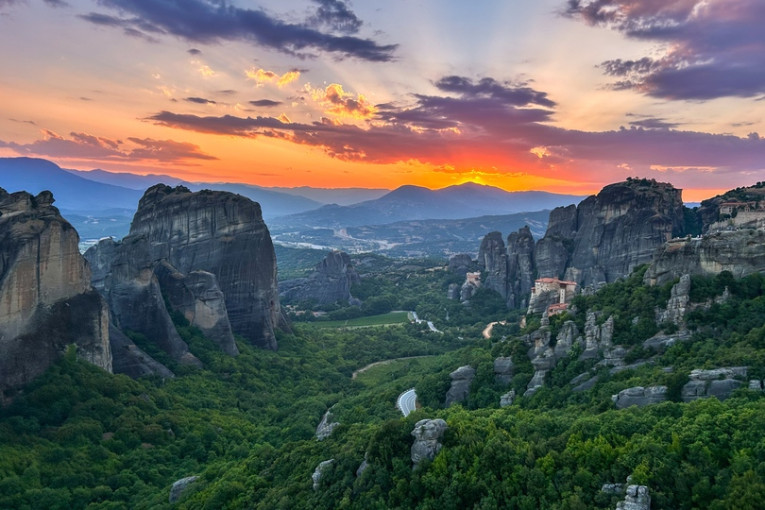 Meteora in Griekenland met mooie zonsondergang.