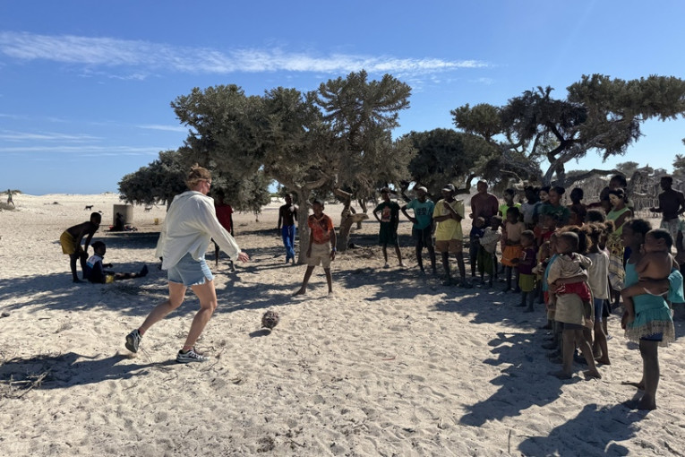Reiziger speelt voetbal in Madagaskar.