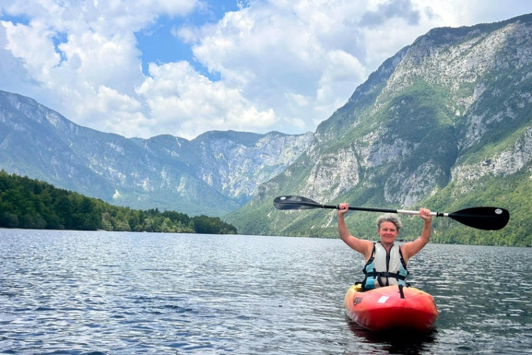 Vrouw is aan het kajakken in Slovenië.