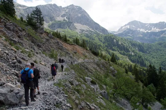 groep wandelaar loopt over het Rila gebergte Bulgarije