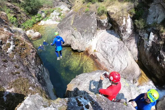 Reizigers die aan het canyoningen zijn.