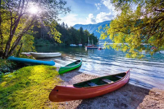Meer in Slovenië met kano's.