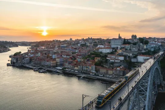 Porto stad met zonsondergang.