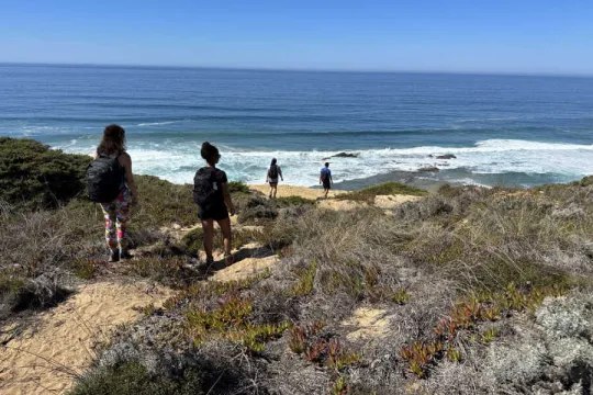 Mensen wandelen over de Fishermen Trail Portugal.