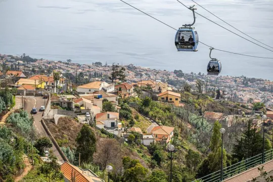 Cable car over de stad Funchal in Madeira. 