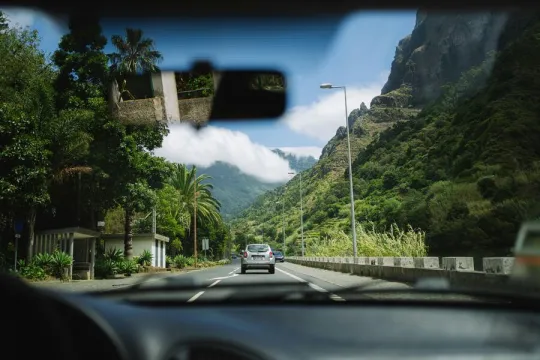 Door de bergen met de auto op Madeira. 