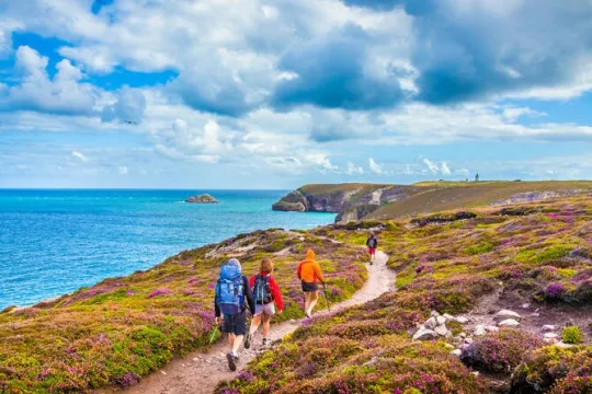 Wandelaars aan de kust van Bretagne.