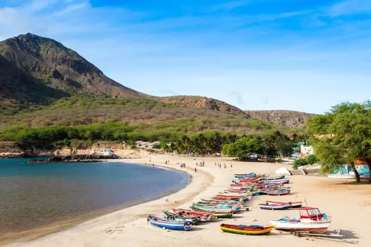 Strand van Santiago met boten. 