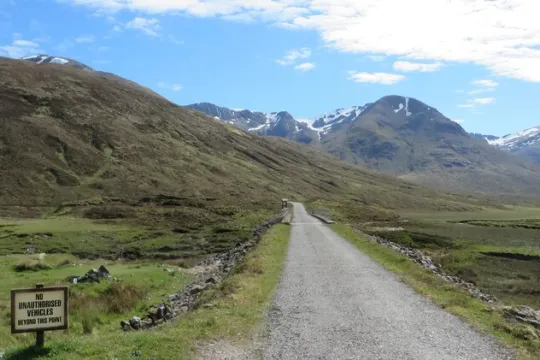 Highland route met bergen op de achtergrond in Schotland.