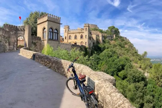 Fietsvakantie Valencia - fiets in Xativa met kasteel op de achtergrond.