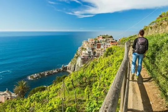 Man wandelt langs de kust van Cinque Terre.