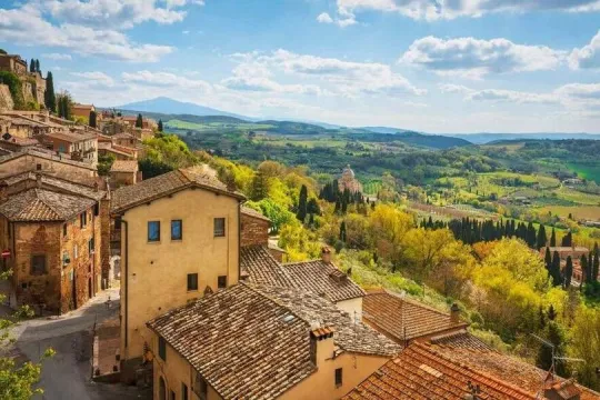 Italiaans dorp op een berg, Toscane.