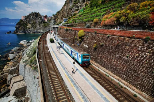 Trein rijdt langs de kust van Cinque Terre.