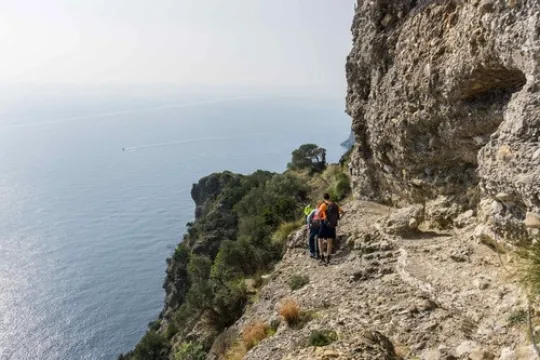 Wandelen langs de kust van het Portofino park in Ligurië.