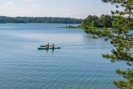 Twee mensen kanoën tijdens een vakantie in Zweden.