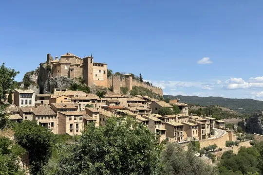Alquézar ligt op een heuvel tussen rotsen en groene heuvels in Aragón.