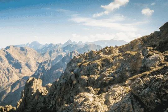 Ruig berglandschap met rotsen en bergpieken.