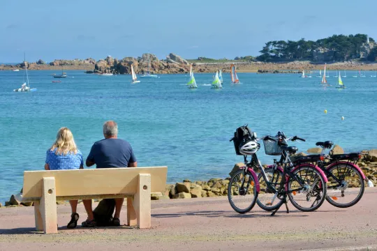 Fietsen in Frankrijk met uitzicht op de kust