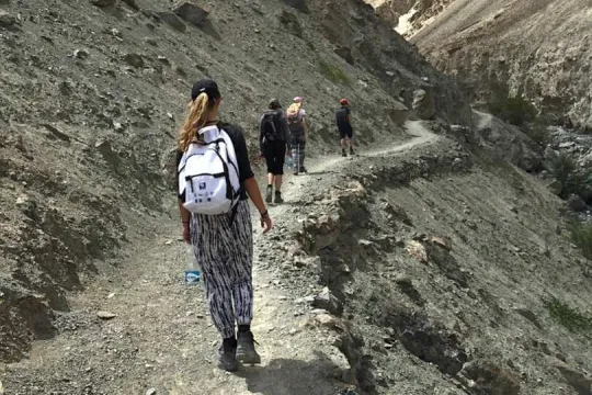 Reizigers wandelen in de bergen tijdens een trekking in Ladakh.