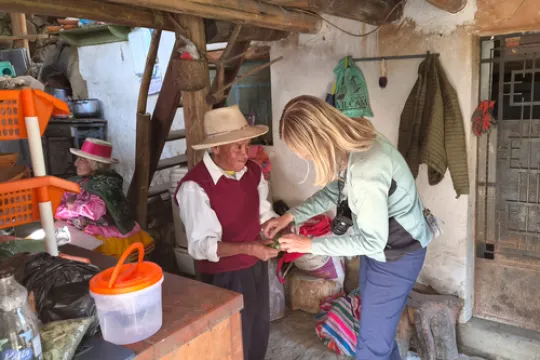 Een reiziger en een Peruaanse man in Vicos.