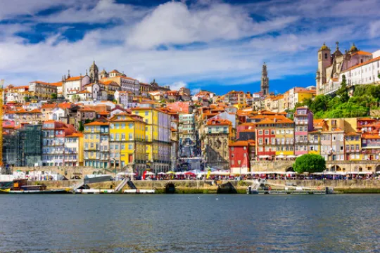 Aanzicht op Porto Portugfal vanaf het water.